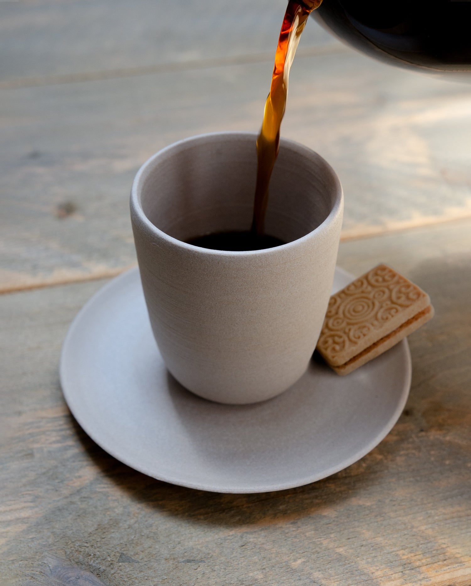 Koffie en kopje gemaakt van mosselschelpen